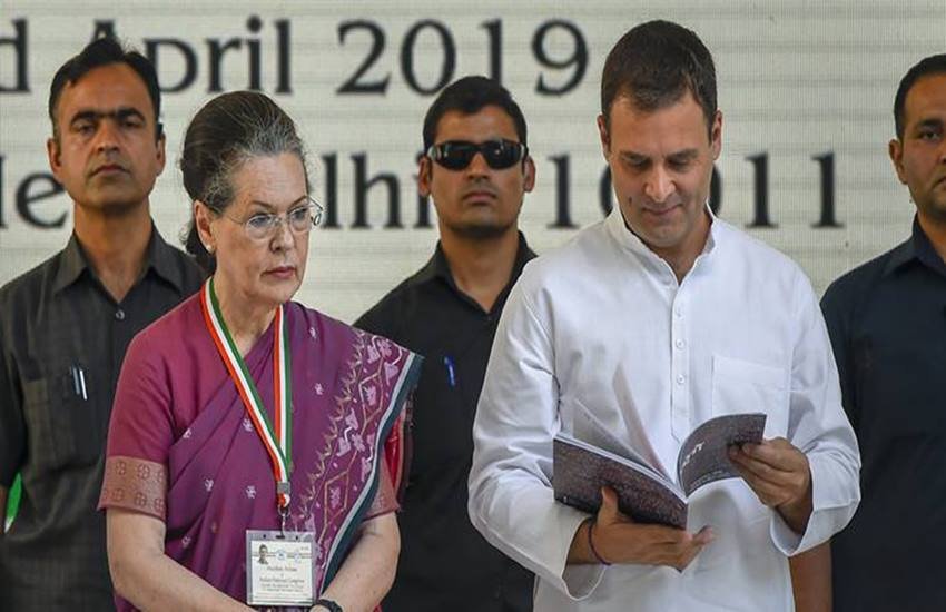 कांग्रेस का घोषणा पत्र जारी करते सोनिया गांधी और राहुल गांधी, फोटो सोर्स- इंडियन एक्सप्रेस