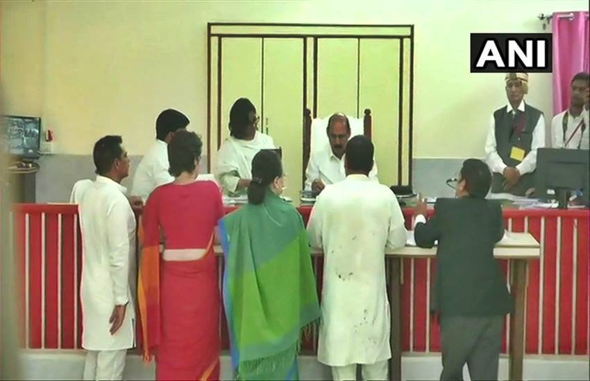 परिवार की मौजूदगी में राहुल गांधी ने भरा नामांकन, फोटो सोर्स- ANI
