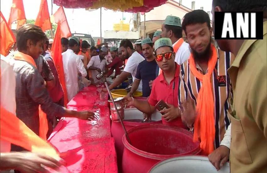 रामभक्तों को जूस पिलाते मुस्लिम समुदाय के युवक। (Photo: ANI)