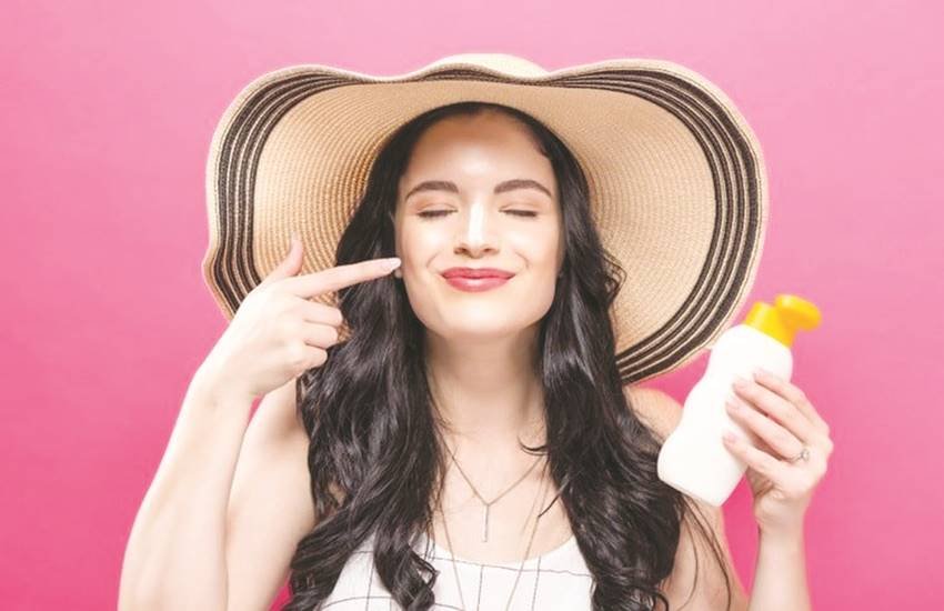 सनस्क्रीन आपकी त्वचा के भीतर जाकर काम करता है। सनस्क्रीन आपकी त्वचा के भीतर जाकर काम करता है।