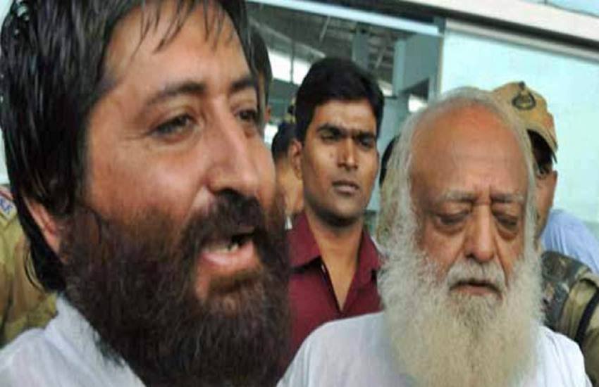 बेटे नारायण साईं के साथ आसाराम , फोटो सोर्स- इंडियन एक्सप्रेस