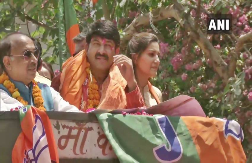 रोड शो के दौरान मनोज तिवारी, सपना चौधरी और विजय गोयल, फोटो सोर्स- ANI