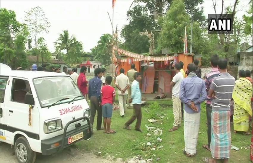वाकया के बाद घटना स्थल पर मौजूद पुलिस सहित स्थानीय लोग, फोटो सोर्स- ANI