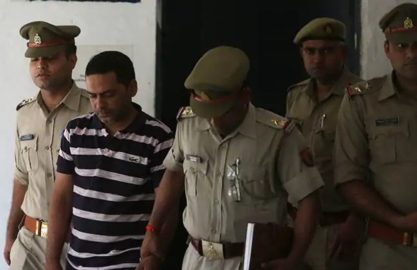 पुलिस गिरफ्त में आरोपी सॉफ्टवेयर इंजीनियर सुमित। फोटो सोर्स : इंडियन एक्सप्रेस