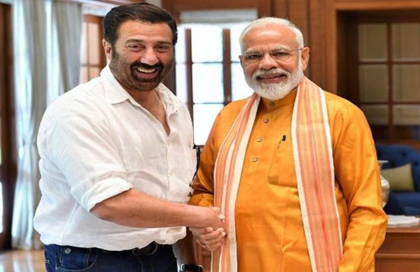 सनी देओल ने PM मोदी से मुलाकात की। इस मुलाकात की तस्वीर प्रधानमंत्री ने अपने ट्विटर हैंडल से शेयर की और सनी के ही फिल्म के एक डायलॉग का जिक्र किया। (फोटो सोर्स: नरेंद्र मोदी ट्विटर हैंडल)