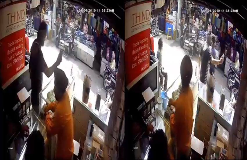 CCTV कैमरे में कैद हुआ चोर, फोटो सोर्स- ट्विटर (@atul_bhatia1)