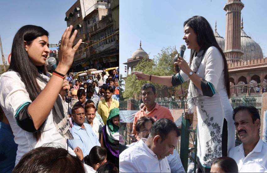 जामा मस्जिद के सामने अलका लांबा, फोटो सोर्स- ट्विटर (@Danishshabnama1)