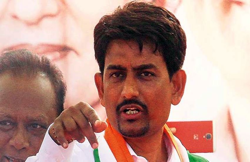 Lok Sabha Election 2019: चुनाव से ठीक पहले कांग्रेस को झटका, MLA अल्पेश ठाकोर समेत 3 विधायकों ने दिया इस्तीफा