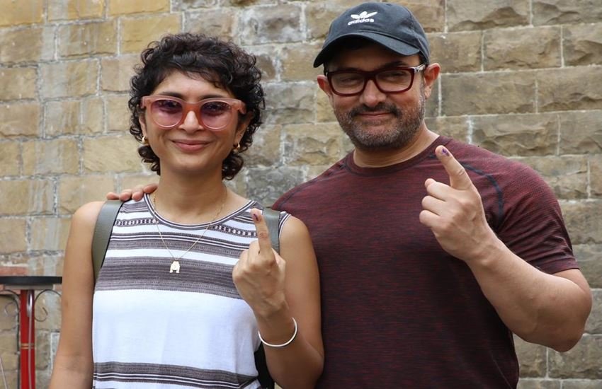 आमिर खान ने पत्नी किरण के साथ डाला वोट। फिर लोगों को सुनाया चुटकुला। फोटो सोर्स : प्रशांत नाडकर (इंडियन एक्सप्रेस)
