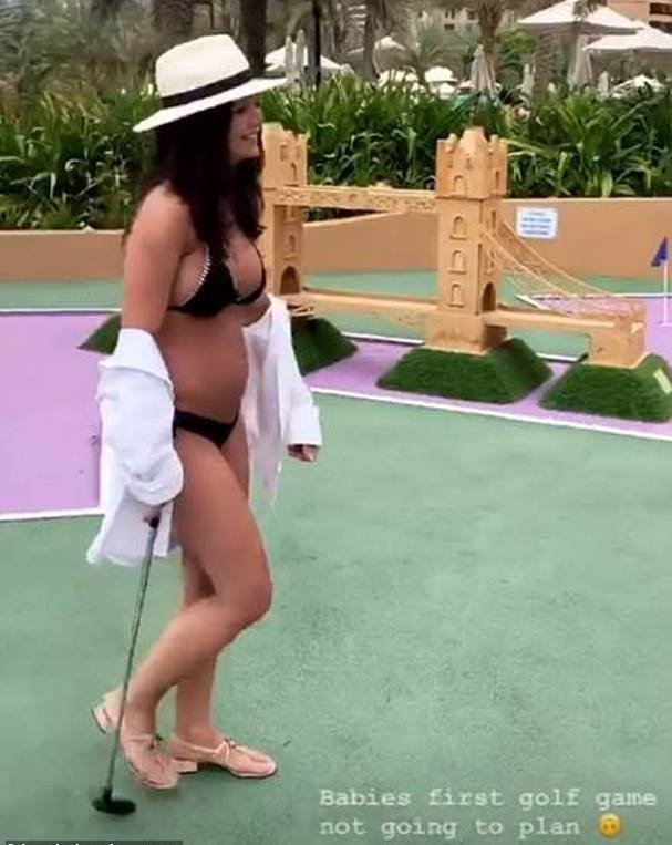 गोल्फ खेलते हुए भी एमी का बेबी प्लॉन्ट हो रहा है। इस लुक में एमी काफी गॉर्जियस लग रही हैं।