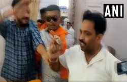 Lok Sabha Election 2019: नामांकन दाखिल करने जा रही थीं प्रज्ञा ठाकुर, एनसीपी कार्यकर्ता ने दिखाया काला झंडा, हो गई पिटाई