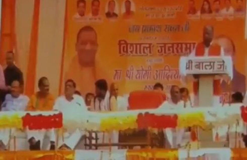 जनता को संबोधित करते अशोक वाजपेयी। (फोटो सोर्स: दीपक सिंह ट्विटर हैंडल)