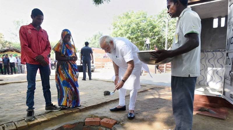 अब वह समय आ गया है, जब हमें विचार करना होगा कि विकास चाहिए, लेकिन किस कीमत पर? क्या विकास की यह कीमत चुकाने के लिए हम तैयार हैं? इस बाजारवादी दौर में मनुष्य जिसे भी विकास मान रहा है, उसमें अन्य जीव-जन्तुओं और हमारी प्रकृति का क्या होगा! (यूपी के एक गांव में मोदी- फोटो-पीटीआई)
