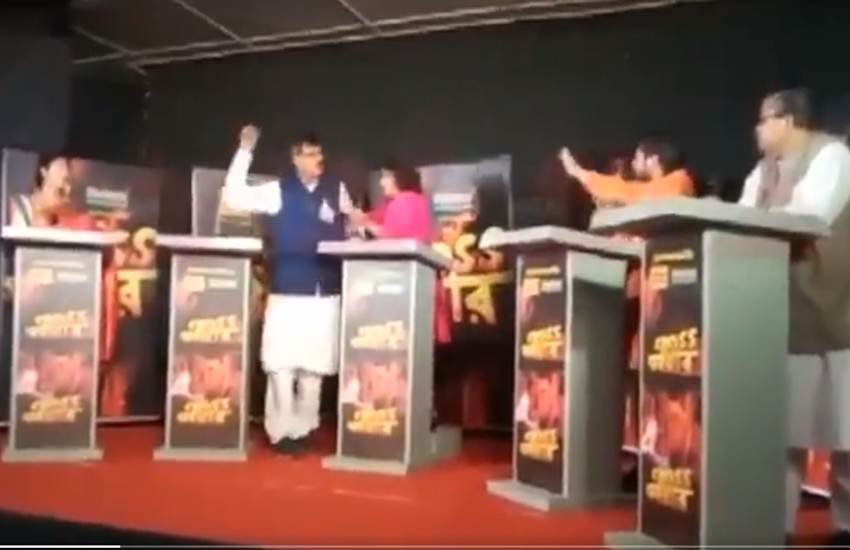 लाइव डिबेट के दौरान तृणमूल मंत्री ने भाजपा प्रत्याशी पर हाथ उठाया। (Photo: Video grab/twitter@BJP4Bengal) लाइव डिबेट के दौरान तृणमूल मंत्री ने भाजपा प्रत्याशी पर हाथ उठाया। (Photo: Video grab/twitter@BJP4Bengal)
