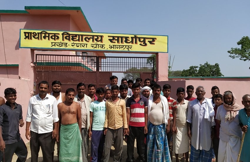 बिहार के भागलपुर संसदीय सीट के साधोपुर गांव में मतदान का बहिष्कार करते ग्रामीण। (फोटो- गिरधारी लाल जोशी)