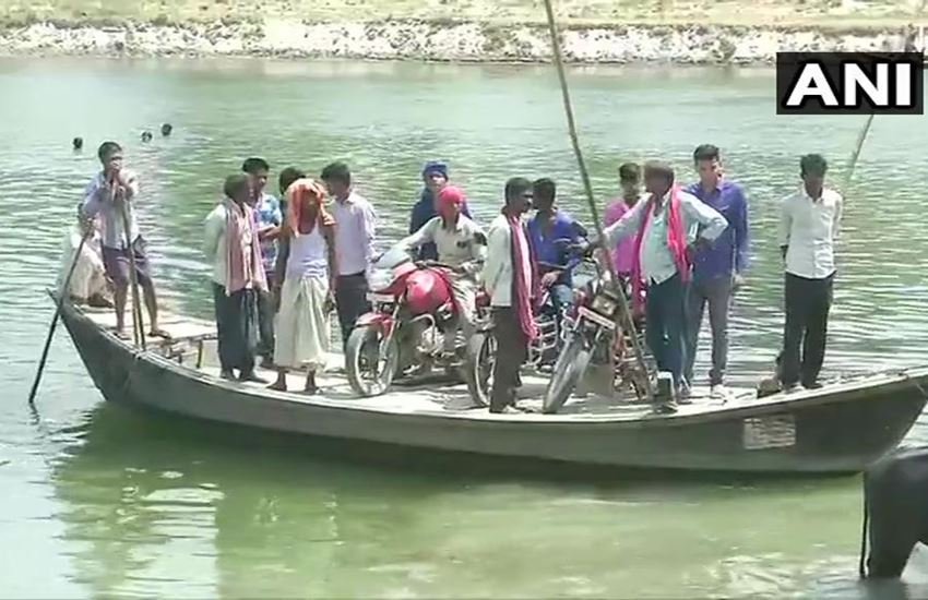 बेगूसराय के थाथा गांव निवासी बदहाली से परेशान। फोटो सोर्स : एएनआई