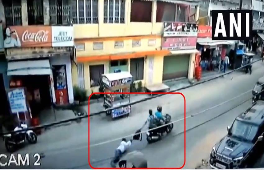 बाइक के पीछे घिसटते वीडियो का स्नैपशॉट, सोर्स- ANI