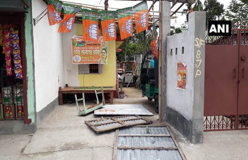 भाजपा बूथ कार्यालय में अज्ञात लोगों का हमला। फोटो सोर्स: एएनआई