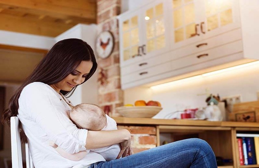 ब्रेस्टफीडिंग के दौरान क्या खाएं (Source: Dreamstime)