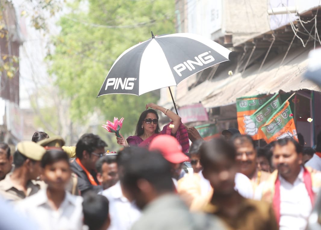 सिर पर छाते के साथ हेमा मालिनी ने किया प्रचार प्रसार। (फोटो सोर्स- इंडियन एक्सप्रेस, गजेंद्र यादव)