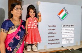 Lok Sabha Election 2019, World smallest woman, Jyoti Amge, vote, polling station, Nagpur, Maharashtra, Jansatta Online