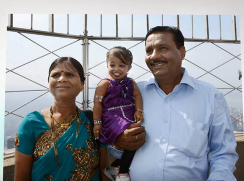 पिता की गोद में ज्योति आम्गे।