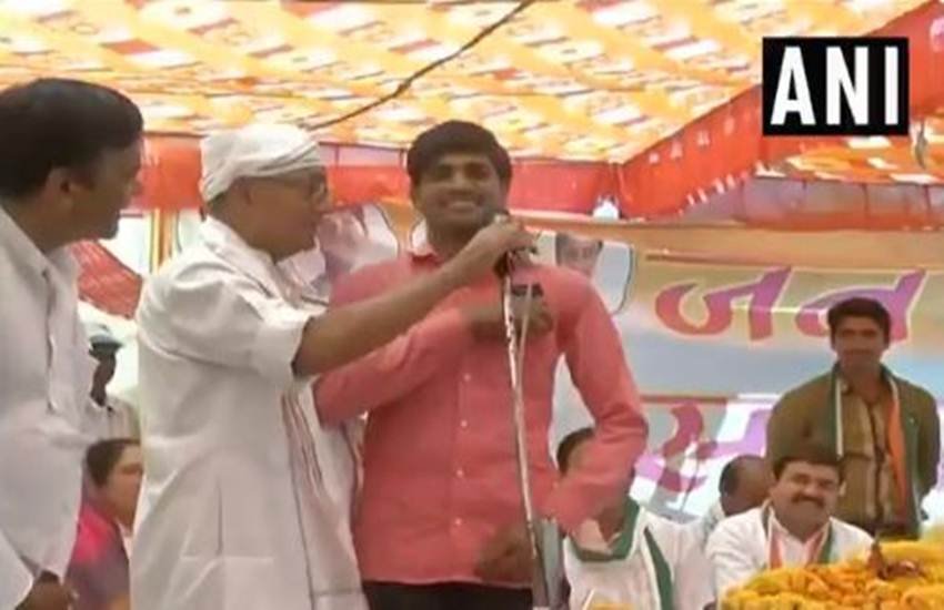 युवक ने दिग्विजय सिंह के सामने बोलने लगा- मोदी जी ने सर्जिकल स्ट्राइक कराई है।(फोटो सोर्स: ANI Twitter)