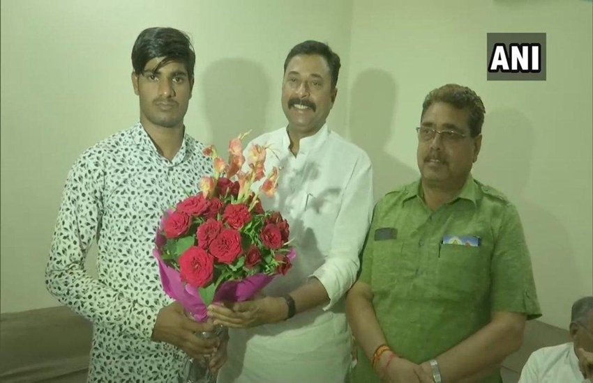 बीजेपी नेताओं के साथ अमित माली। (फोटो सोर्स: ANI)