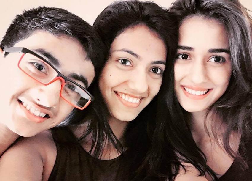 दिशा पाटनी, खुशबू पाटनी, khushboo patani, disha patani sister, disha patani, disha patani Family, disha patani Boigraphy, disha patani Boyfriend