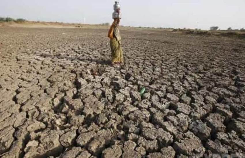 गुजरात की फैक्टरियों को मिल रहा दबा के पानी, लेकिन कच्छ और सौराष्ट्र के किसान झेल रहे सूखे की मार