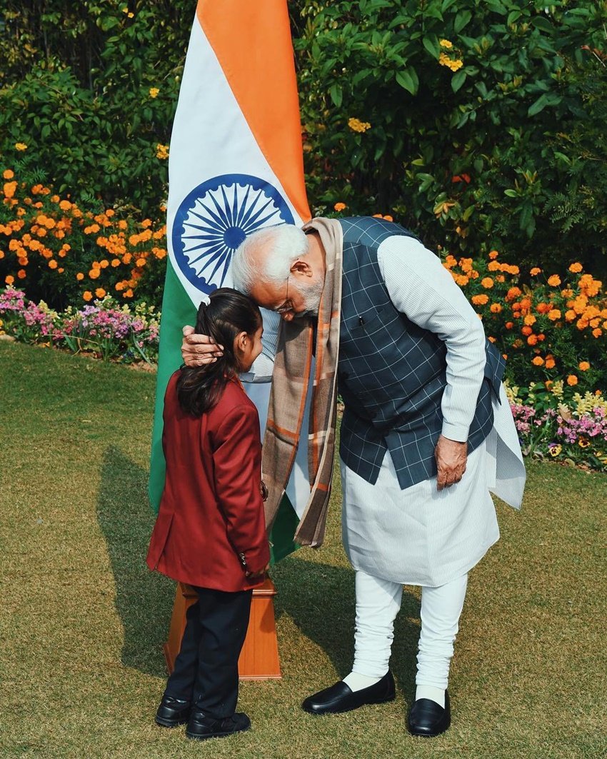 बाल शक्ति अवार्ड से सम्मानित ईहा दीक्षित से प्यार दुलार करते हुए पीएम मोदी।