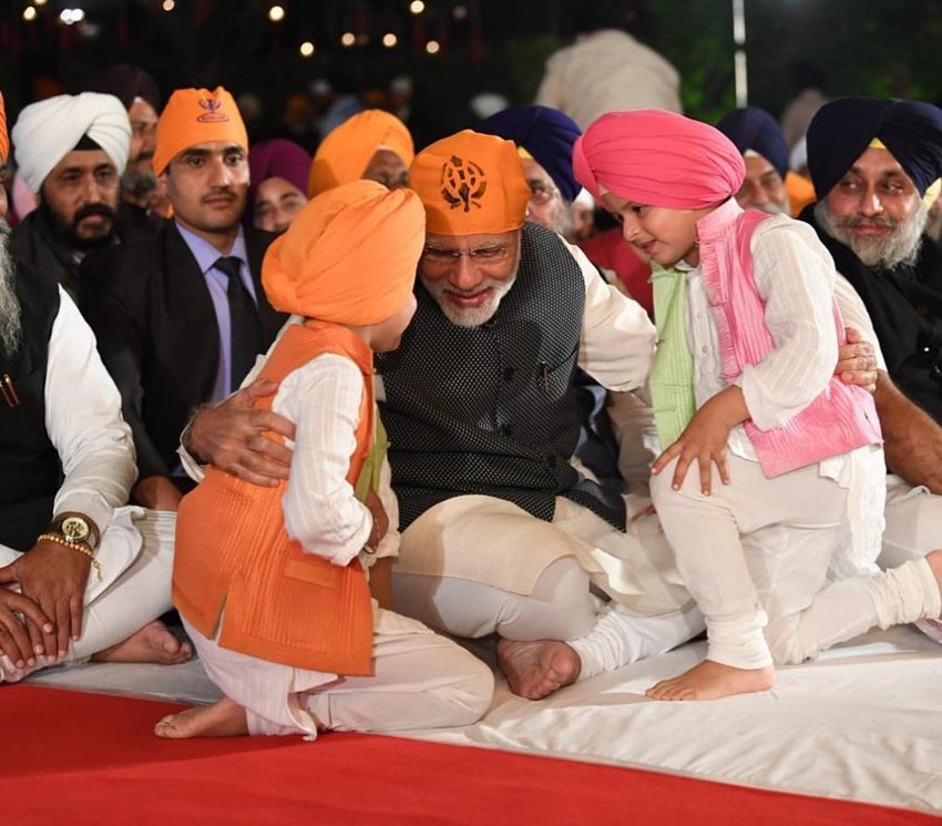 गुरु नानक देव जयंती के मौके पर सिख बच्चों से बातचीत करते हुए पीएम मोदी।