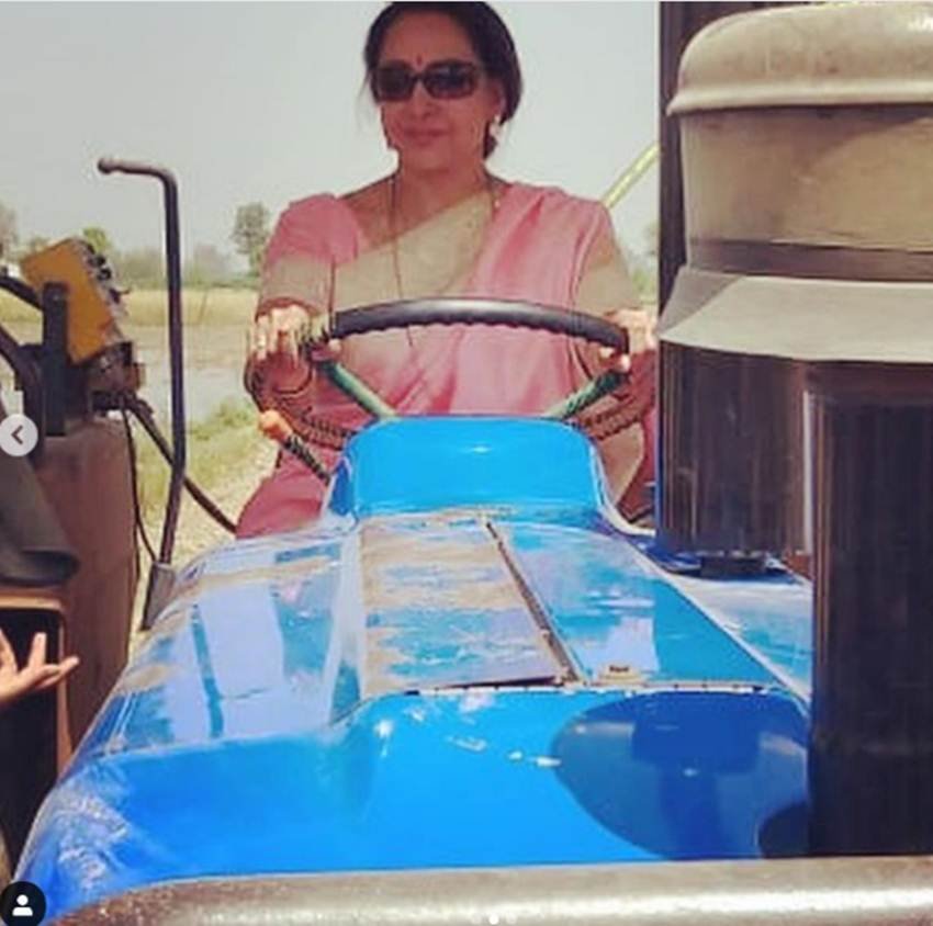 Hema Malini, Hema Malini Tractor photo, Mathura, Lok Sabha Election 2019, Esha Deol, हेमा मालिनी, ईशा देओल, मथुरा, लोकसभा चुनाव 2019