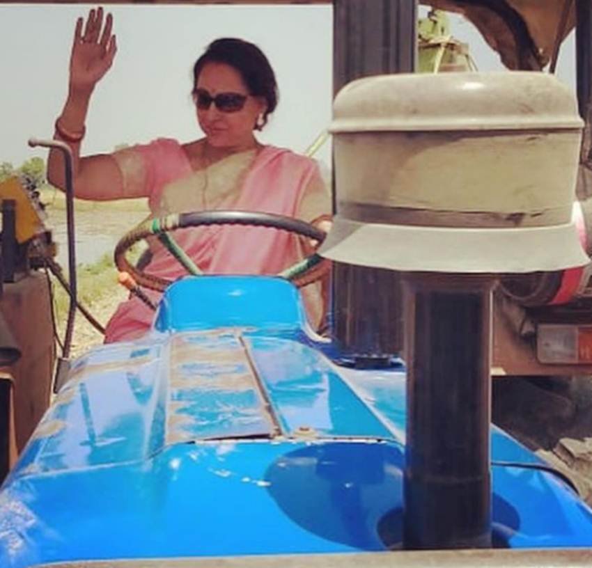 Hema Malini, Hema Malini Tractor photo, Mathura, Lok Sabha Election 2019, Esha Deol, हेमा मालिनी, ईशा देओल, मथुरा, लोकसभा चुनाव 2019
