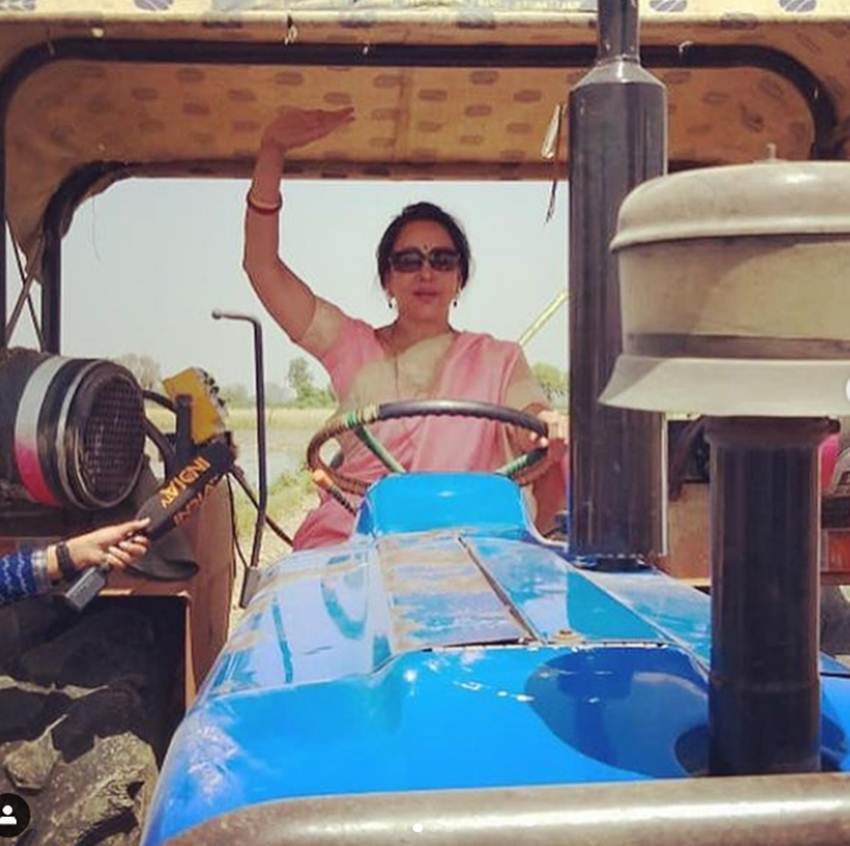 Hema Malini, Hema Malini Tractor photo, Mathura, Lok Sabha Election 2019, Esha Deol, हेमा मालिनी, ईशा देओल, मथुरा, लोकसभा चुनाव 2019
