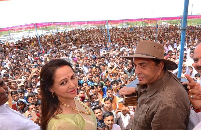 Lok Sabha Election 2019: मथुरा से बीजेपी उम्मीदवार हेमा मालिनी और साथ में उनके पति धर्मेंद्र 
फोटो सोर्स- ट्विटर/हेमामालिनी फोटो सोर्स- ट्विटर/हेमामालिनी 