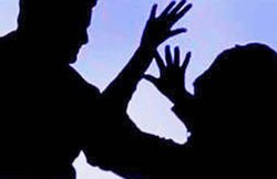 जुए में बीवी को हार गया, दोस्त के पास नहीं गई तो धारदार हथियार से कर दिया हमला