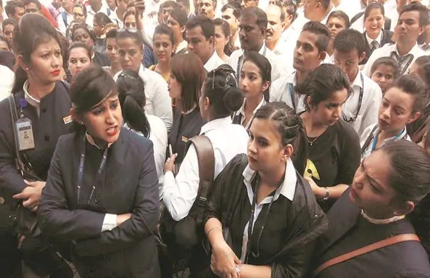 मुंबई में जेट एयरवेज के दफ्तर के बाहर खड़े कर्मचारी। (फोटो-प्रदीप दास)