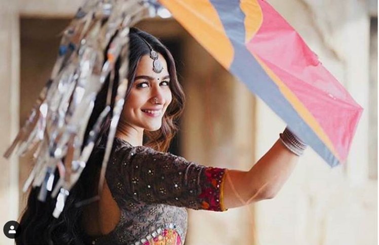 Kalank Box Office Collection Day 1: ओपनिंग डे पर ‘कलंक’ पे हुई पैसों की बारिश, आलिया-वरुण के फिल्म ने की रिकॉर्डतोड़ कमाई