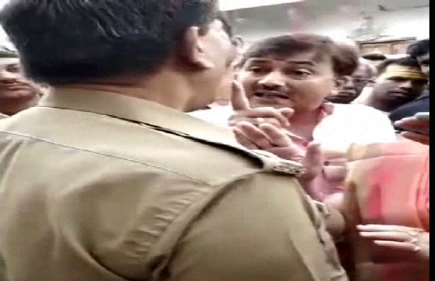 कानपुर में चुनाव के दौरान बीजेपी नेता और सीओ के बीच हुई झड़प 
फोटो सोर्स- स्थानीय 