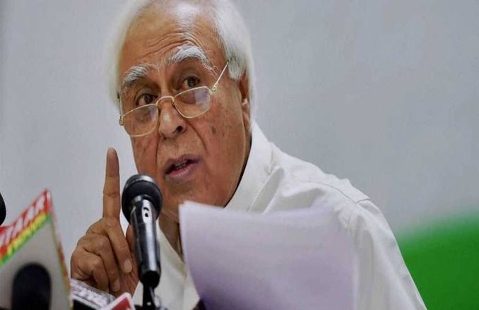 भाजपा नेताओं की मदद से बदले गए पुराने नोट: सिब्बल