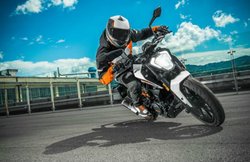 KTM के शौकीनों को अब जेब करनी होगी ढीली! कंपनी ने 9 हजार रुपये तक बढाई बाइक्स की कीमत