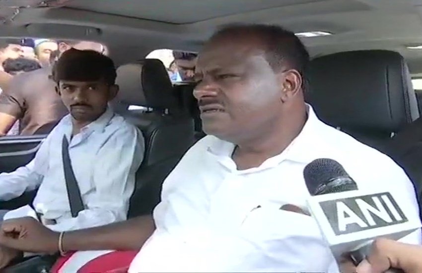 Lok Sabha Election 2019: वोट डालने के बाद कुमारस्वामी ने प्रेस ब्रीफिंग की। इस दौरान उन्होंने अपने बेटे का प्रचार किया।