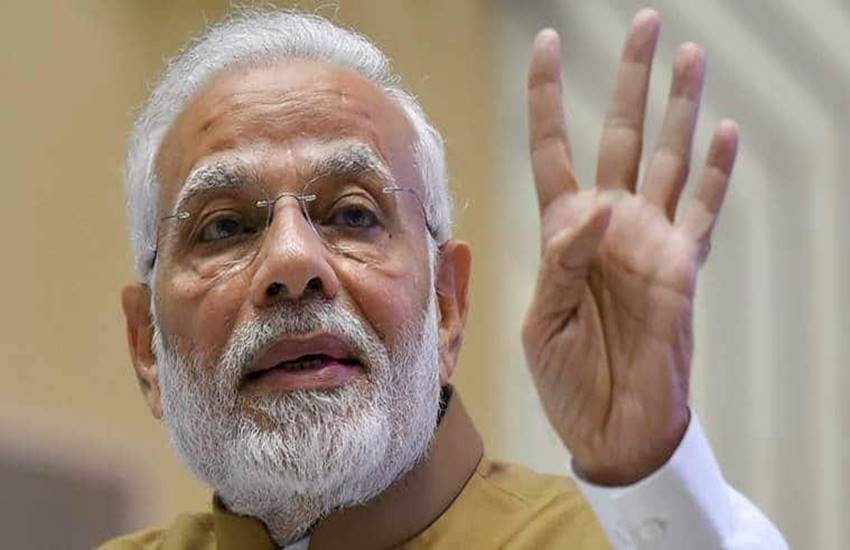 मोदी ने कहा, ‘‘जनता जब चौकीदार पर इतना प्यार बरसायेगी तो बेचारी ईवीएम को खामियाजा भुगतना ही पडे़गा। गालियां बेचारी ईवीएम को सुननी पड़ रही हैं।’’