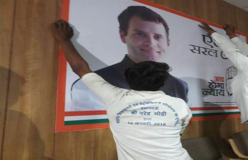 राहुल का पोस्टर लगाता मजदूर। (फोटो सोर्स: Video grab image)