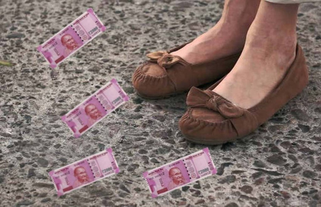 get money on road, meaning of money on road, money, note, sikke, sadak par paise milne ka matlab, auspicious, bebefits of get money on road, relgion