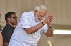 यूएई ने किया मोदी की कोशिशों को सलाम, भारतीय पीएम को दिया मेडल