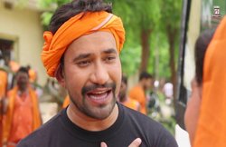 Election 2019: दिनेश लाल यादव को घेरने के लिए सपा समर्थक ने गाया बिरहा- ‘मोदी के गोदी में लुकाय गइला निरहु’