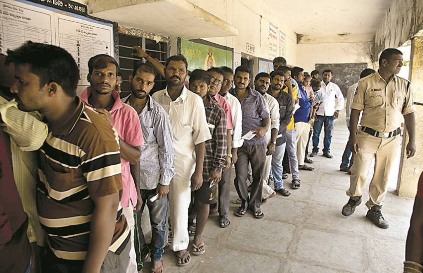 पहले चरण के मतदान के दौरान गुरुवार को हैदराबाद में एक मतदान केंद्र के बाहर कतार में खड़े मतदाता।