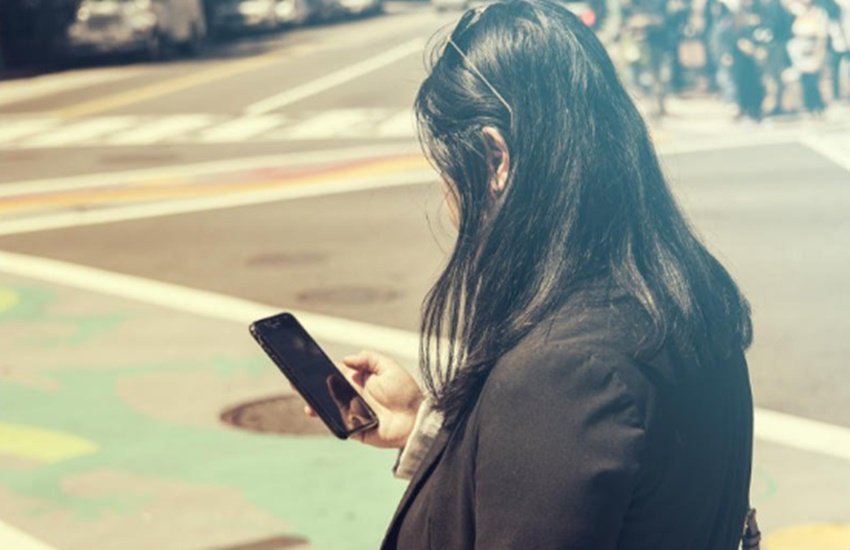 सड़क पर फोन का इस्तेमाल (Source: Twitter)